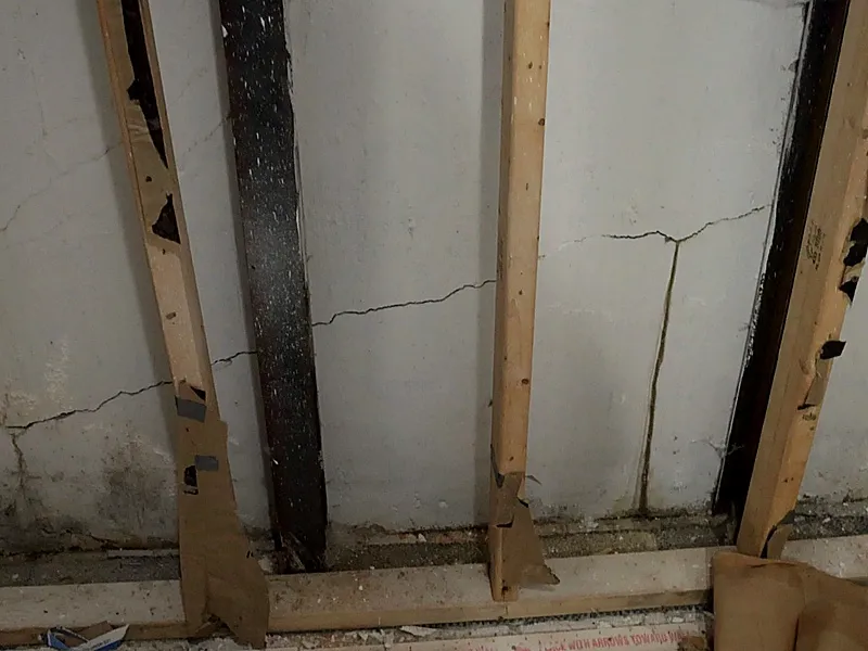 Diagonal Foundation Cracks - 01